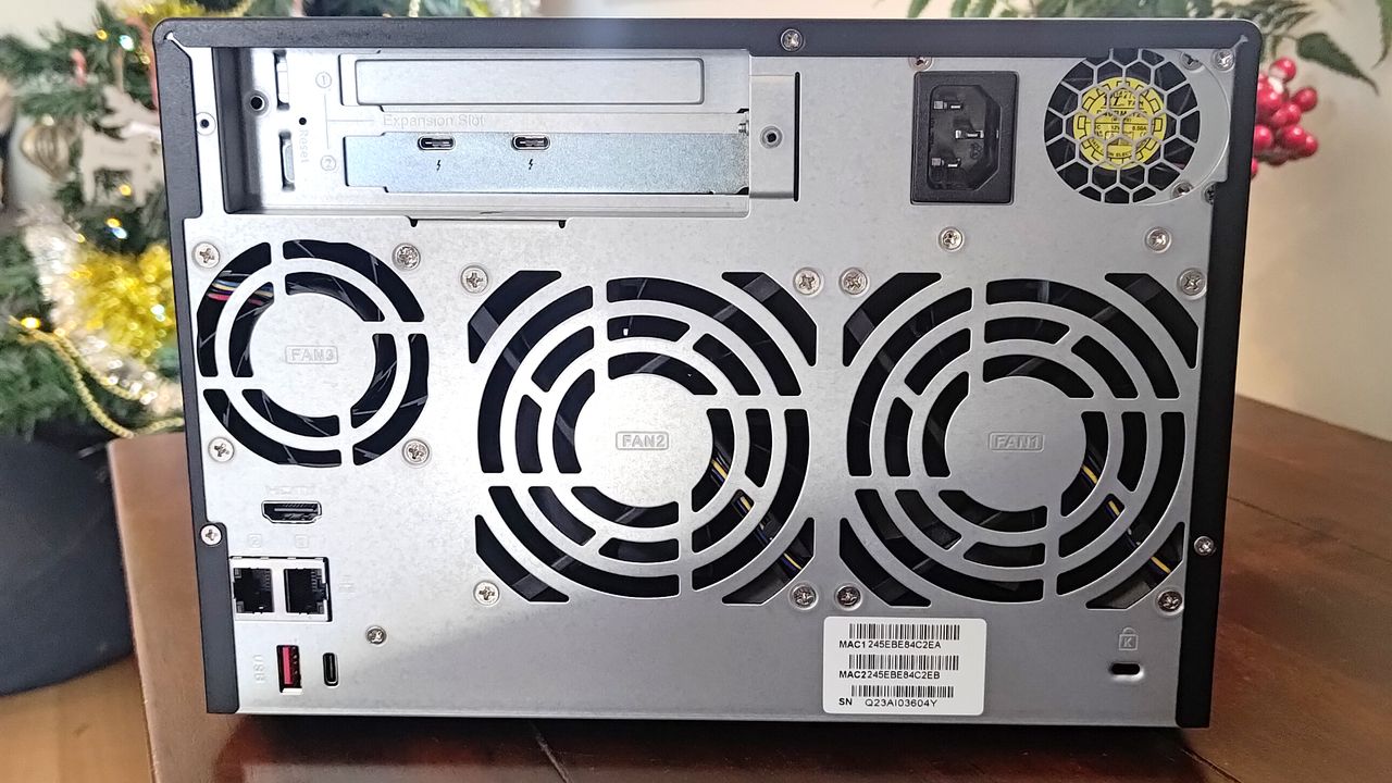 QNAP TVS-H674T NAS