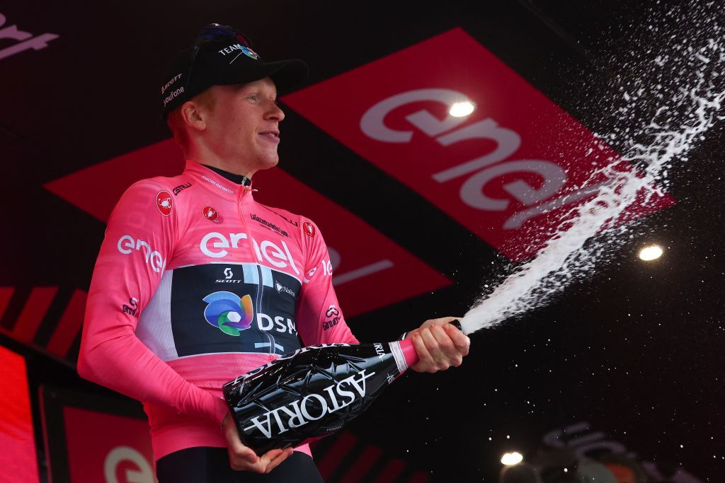 Team DSMs Norwegian rider Andreas Leknessund sprays champagne as he celebrates his overall leaders pink jersey after stage 4 of the Giro d&#039;Italia