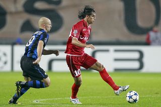 FC Twente Enschede-player Bryan Ruiz (R) fights for the ball with Esteban Cambiasso of Inter Milan during their Champions League group A football match in Enschede, on September 14, 2010. AFP PHOTO / ANP /VINCENT JANNINK netherlands out - belgium out.