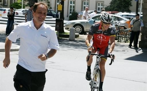 Radioshack's PR man Philippe Maertens runs to keep up with Lance Armstrong.