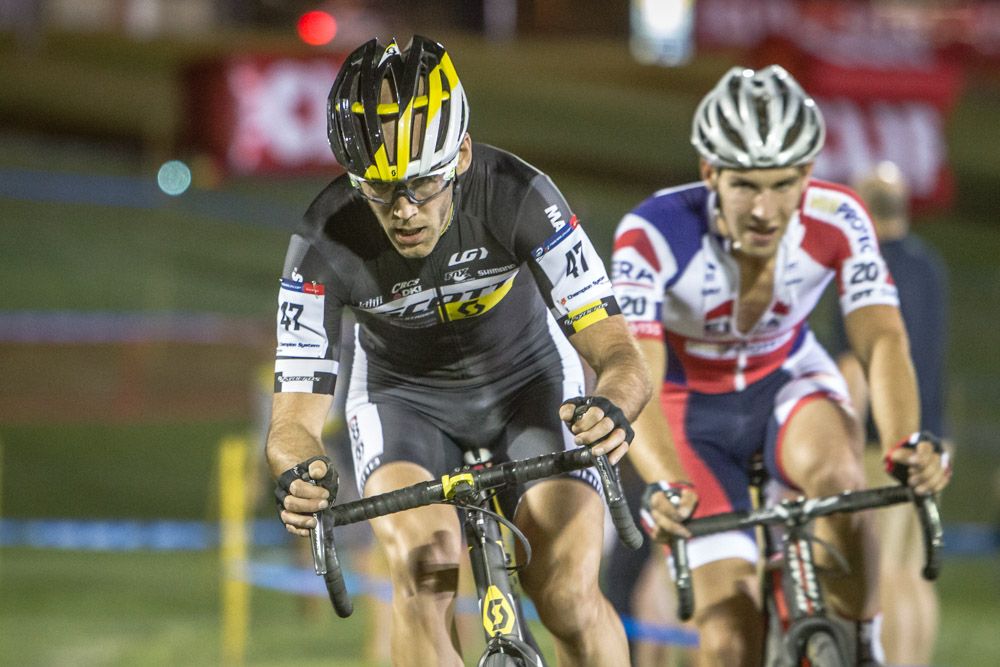 Geoff Kabush (Scott) tries to move up in the field