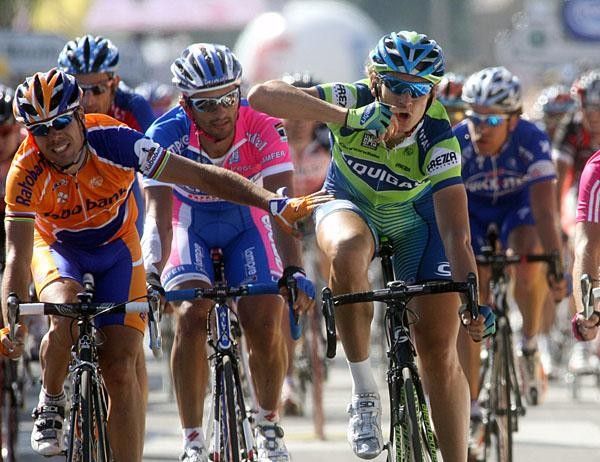 Filippo Pozzato blows the winning kiss as he crosses the line ahead of Oscar Freire.