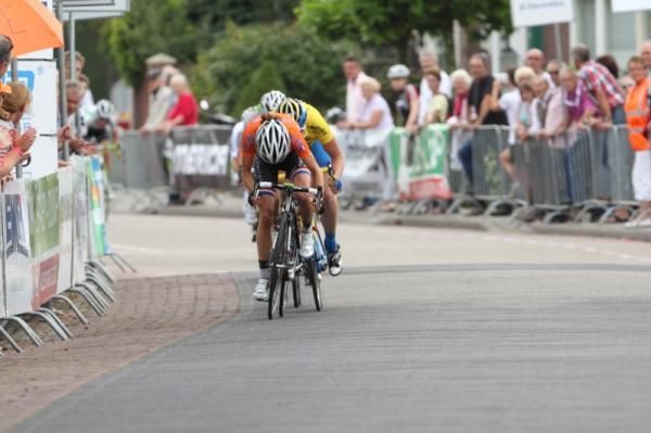 Marianne Vos (Nederland Bloeit) led the sprint to the finish in Gerwen