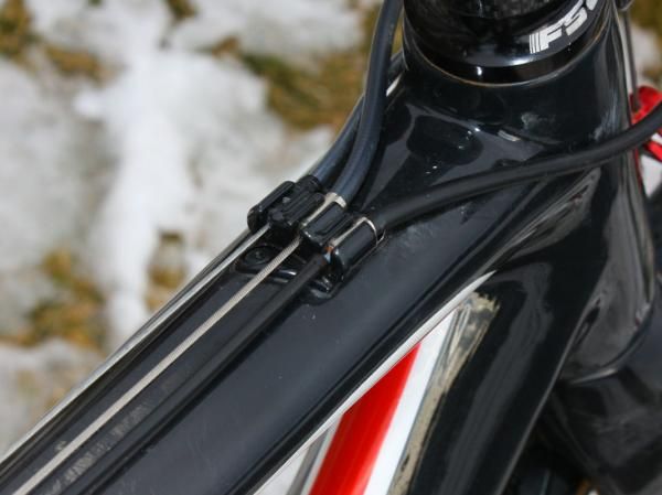Top tube cable routing reduces mud build-up on the down tube.