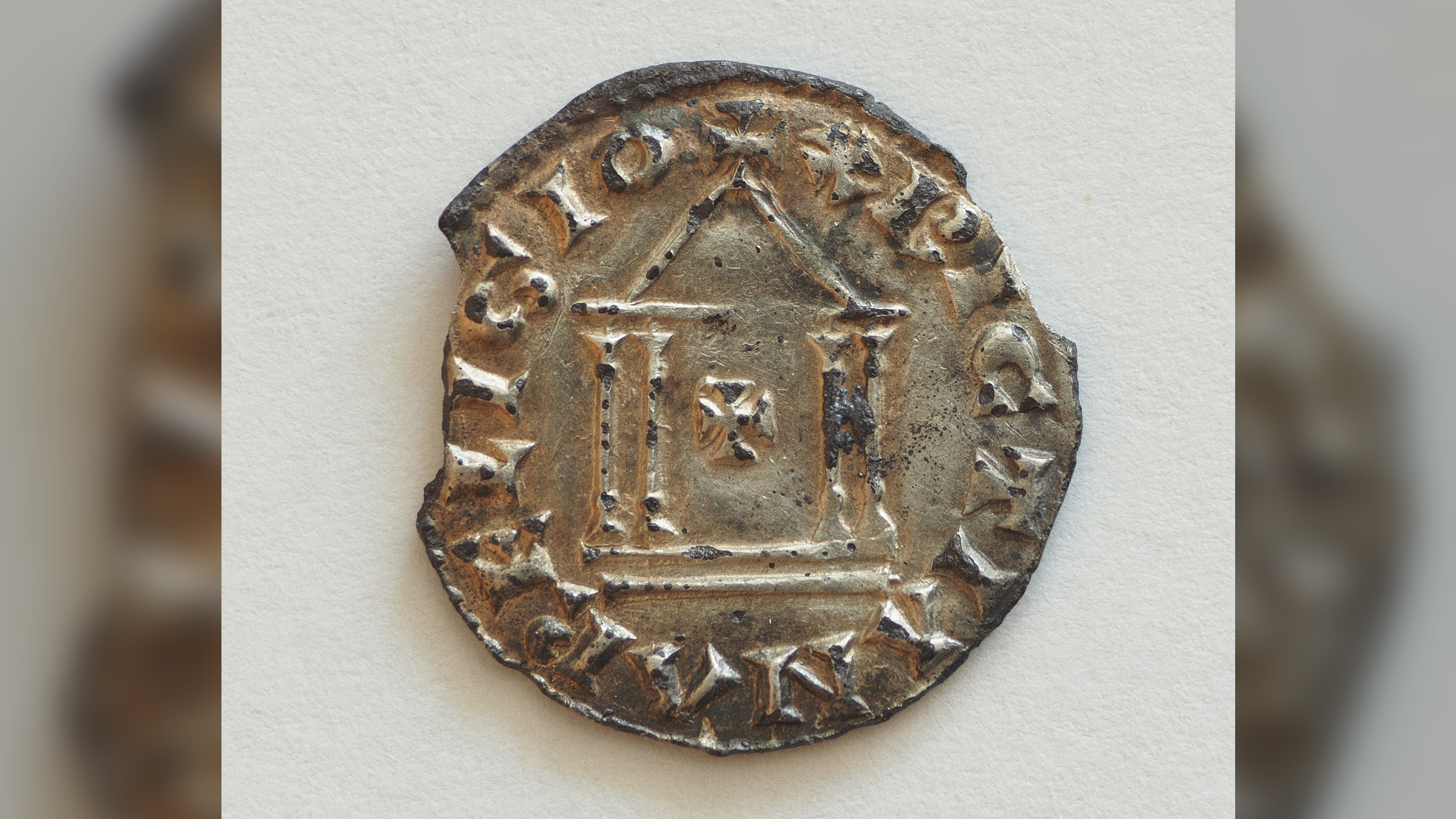 The back of the coin features a mix between a Roman temple and a church.
