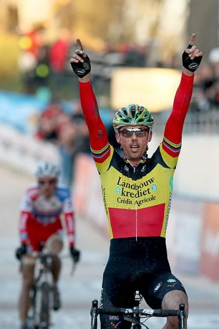 Belgian champion Sven Nys (Landbouwkrediet - Euphony) wins the fourth 'cross World Cup round, contested in Roubaix, France.