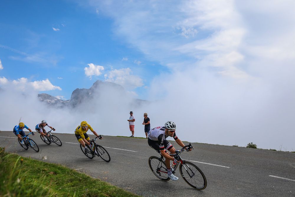 Tom Dumoulin descends of Col d'Aubisque
