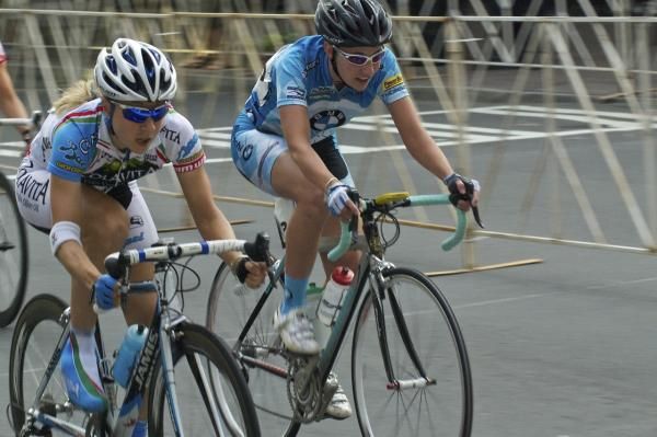 Kathleen Billington (BMW-Bianchi) and Andrea Dvorak (Colavita-Baci) in the midst of the action..