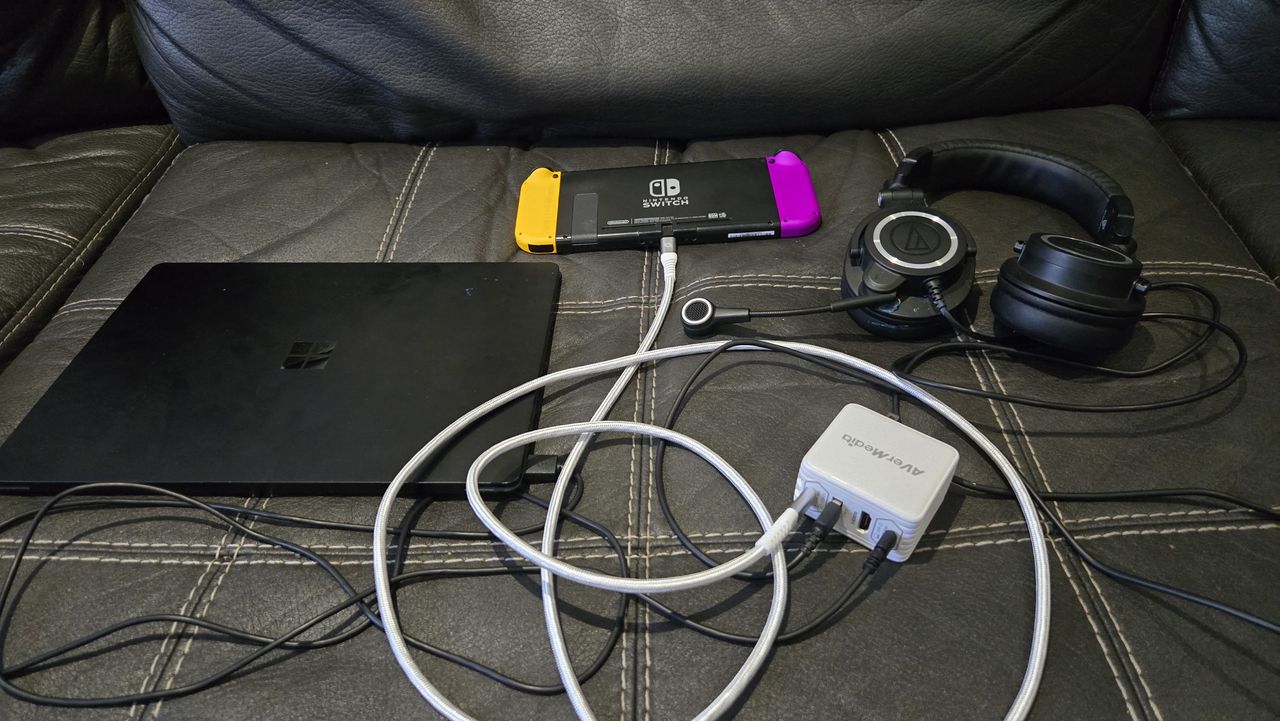AVerMedia Elite Go GC313Pro on a turquoise sheet with cables.