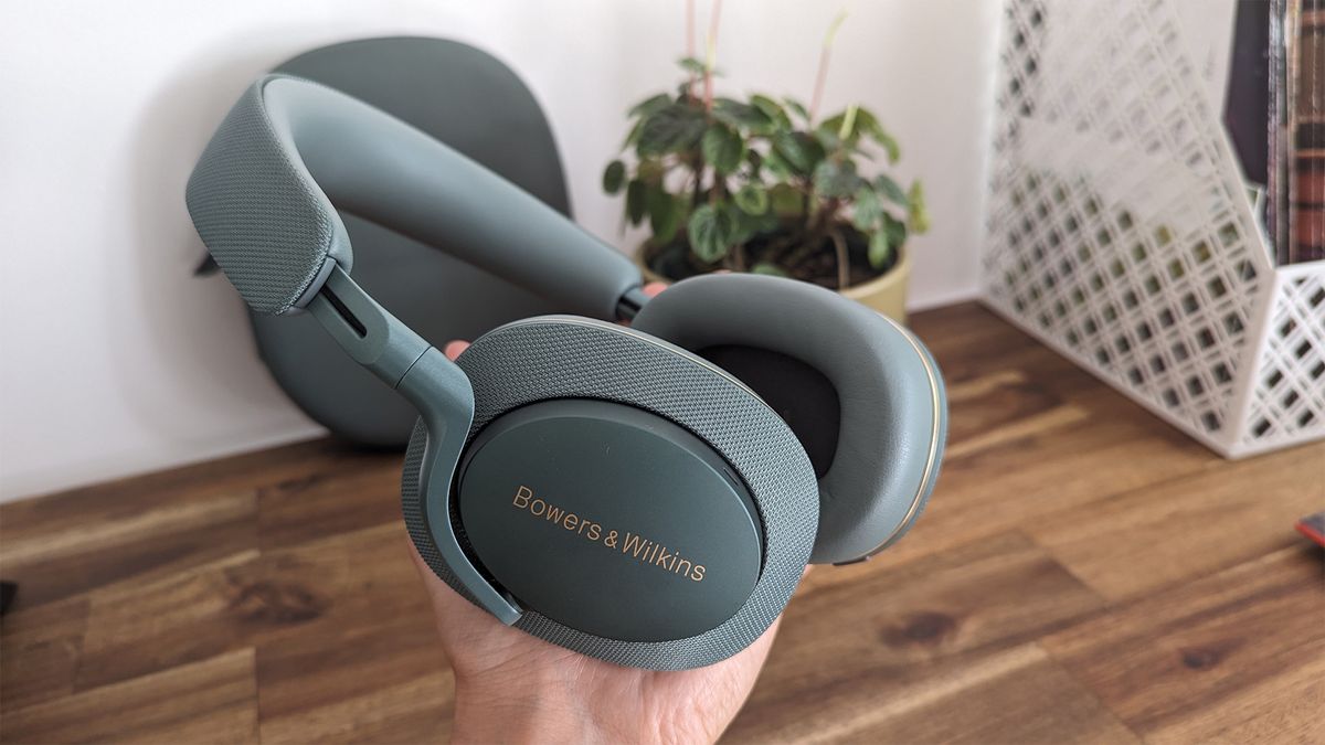 Noise cancelling headphones: Bowers &amp; Wilkins Px7 S2e