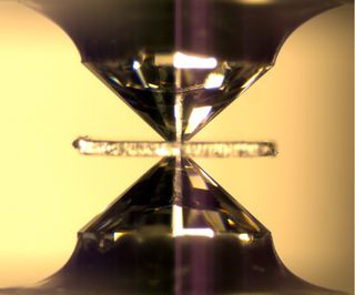 diamond anvil with ringwoodite sample.
