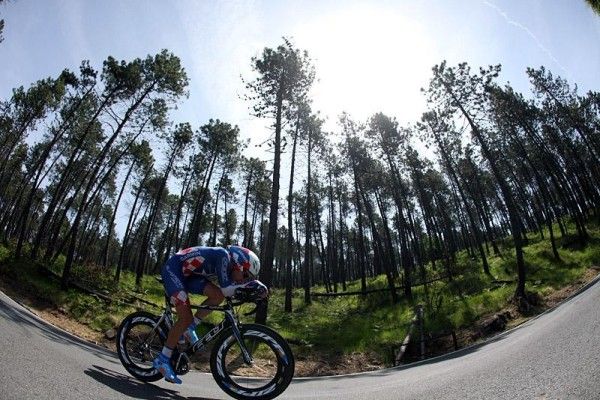 American time trial champion David Zabriskie (Garmin - Slipstream) rolls along the Ligurian coast.