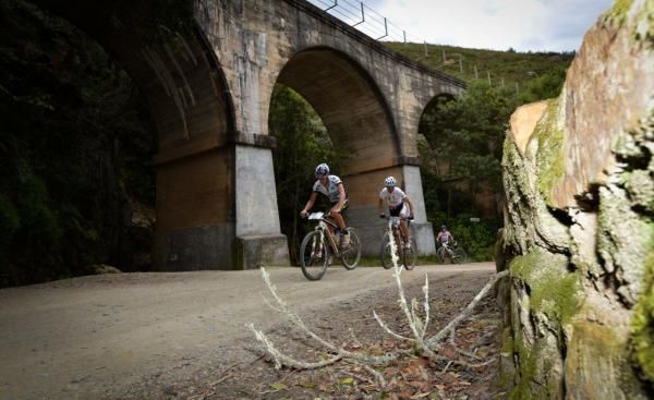 Matthys Beukes and Christoph Sauser make their way up Montagu pass
