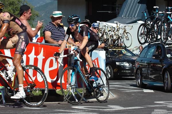 Wiggins comes up to the finish