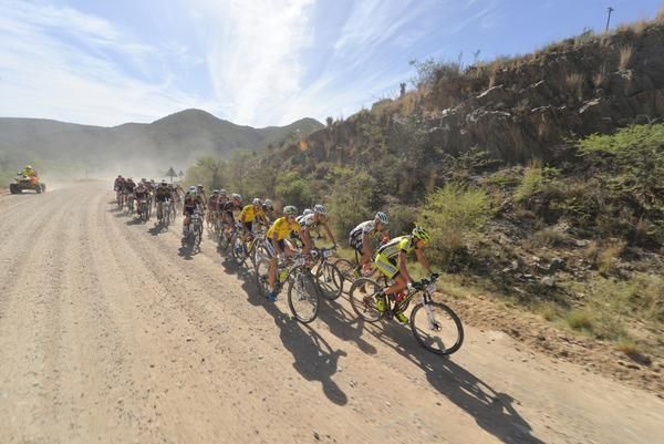 A large lead group numbering 30 reached the base of the final Swartberg Pass climb