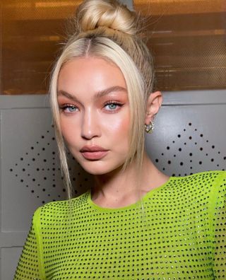 How to glowy makeup: Gigi Hadid