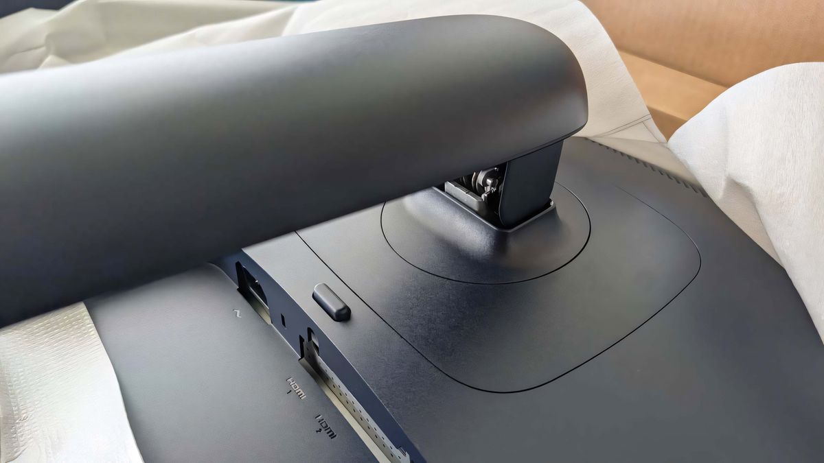 The stand attached toolessly to the back of the Alienware 34 Curved QD-OLED AW3425DW.