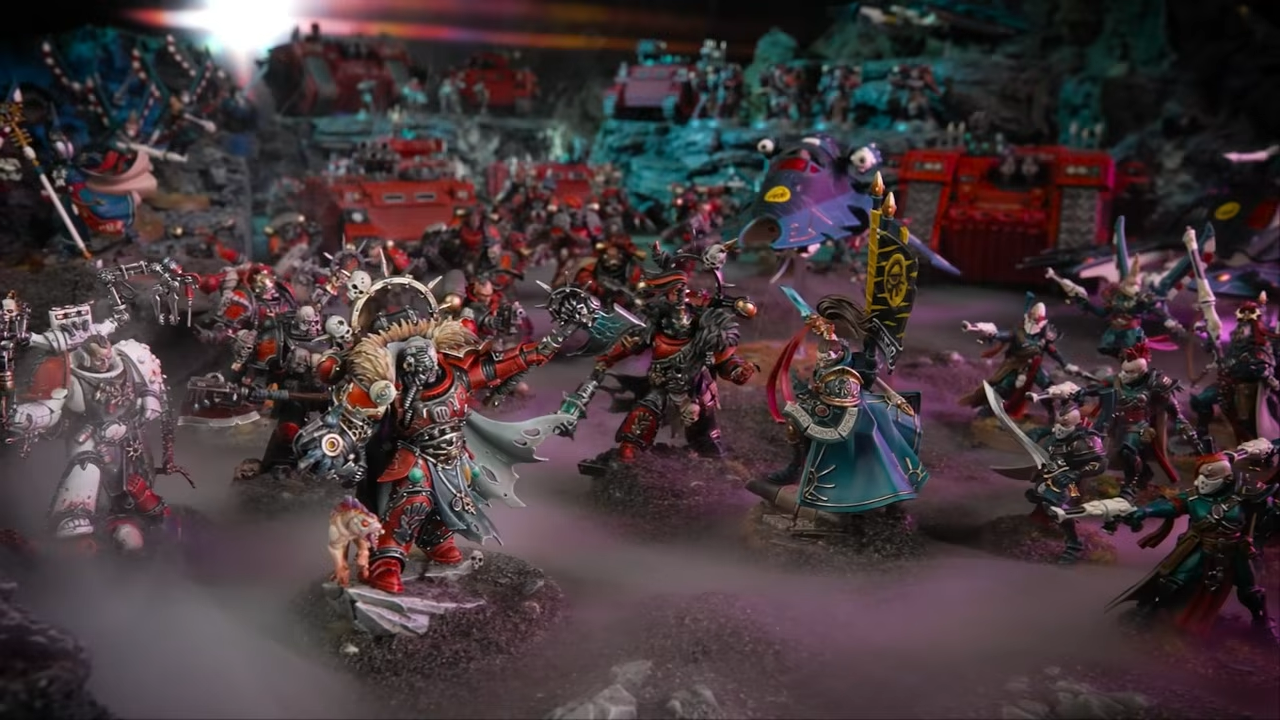 Red Corsair miniatures facing Aeldari miniatures on a misty battlefield of Warhammer 40,000