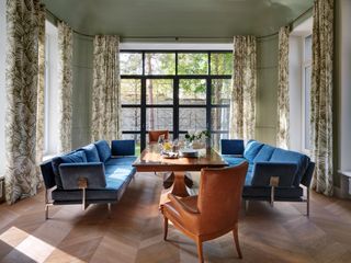 dining room with blue velvet sofas by O&A London