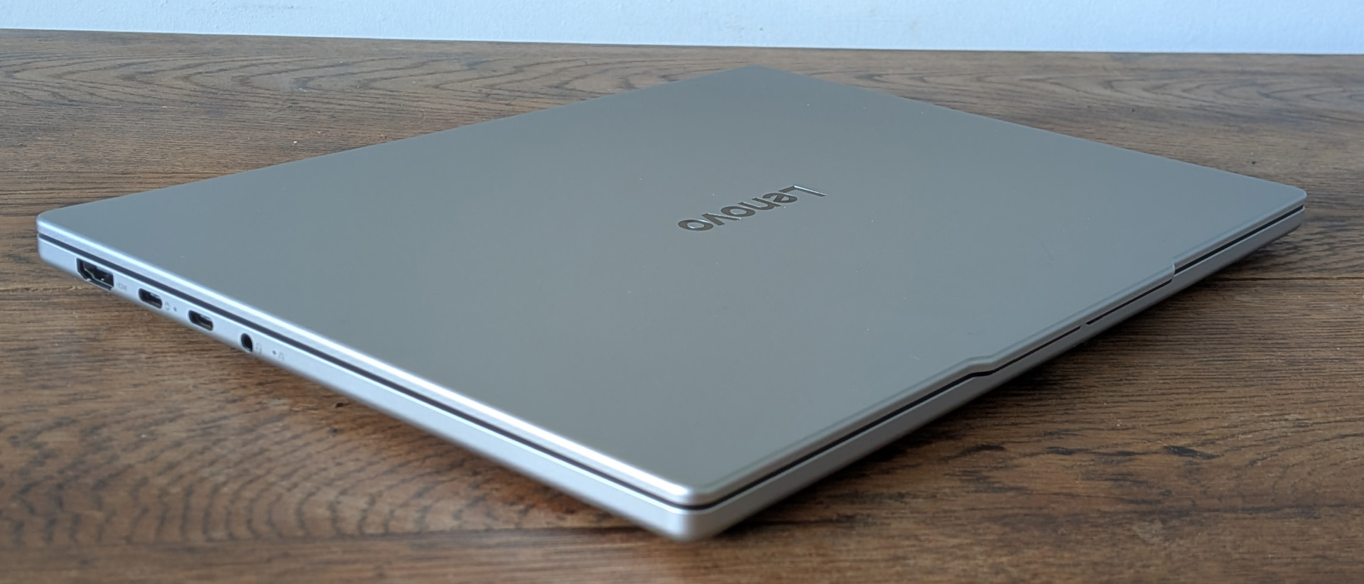The Lenovo Idea Pad Slim 5x Gen 11 on a desk