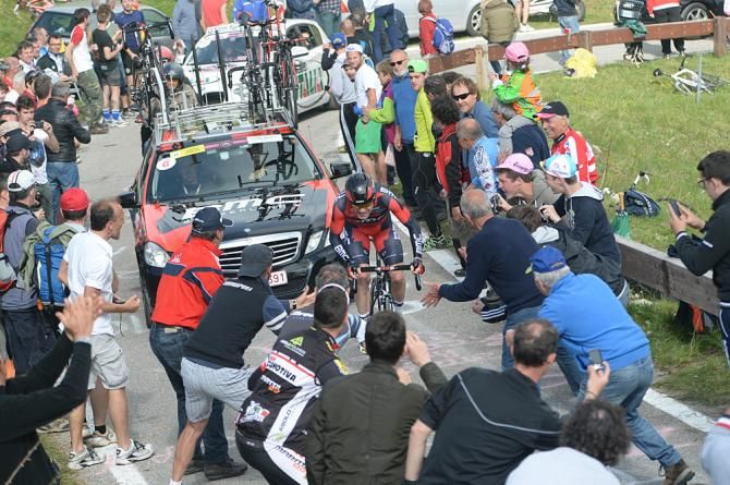 Cadel Evans (BMC) struggles on the mountain time trial
