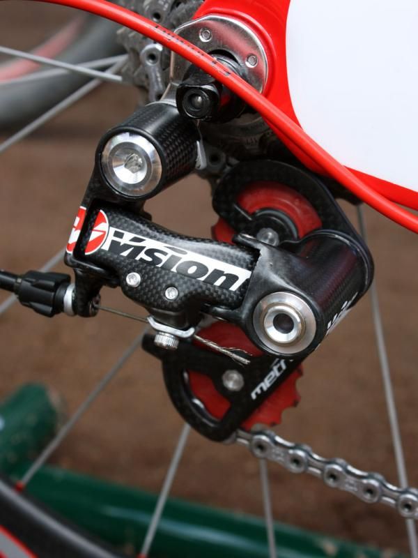 Vision's new Metron rear derailleur is lightweight at around 140g but a bit flexier than we would have expected.