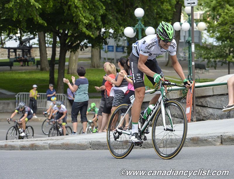 Eduard Prades (Caja Rural-Seguros RGA) attacks.