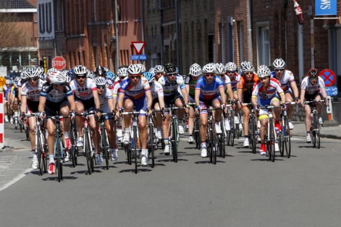 The bunch rolls out of Boezinge
