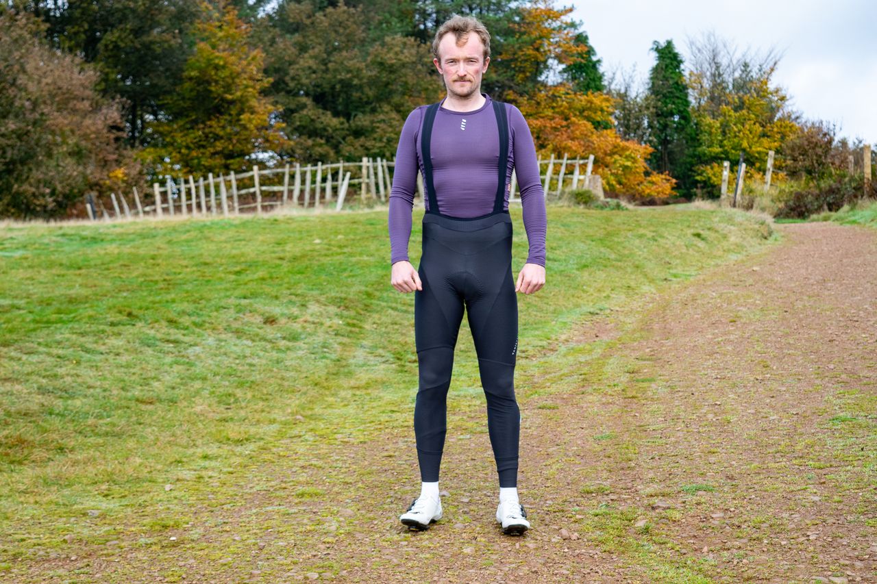 A man wearing a pair of Van Rysel RCR Sport winter bibtights