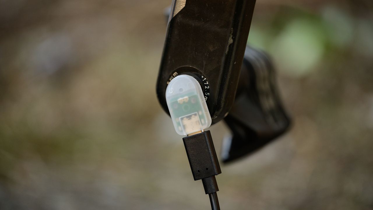 Look Keo Power Pedal charging cord attached