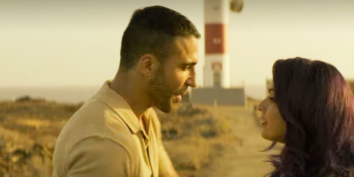 Miguel Ángel Silvestre and Verónica Sánchez in Sky Rojo