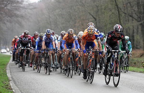 The peloton was still more than eight minutes behind at Epenerbaan