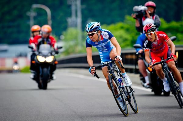Hatanaka Yusuke (Shimano Racing) and Nakamura Makoto (Utsunomiya Blitzen) on the attack