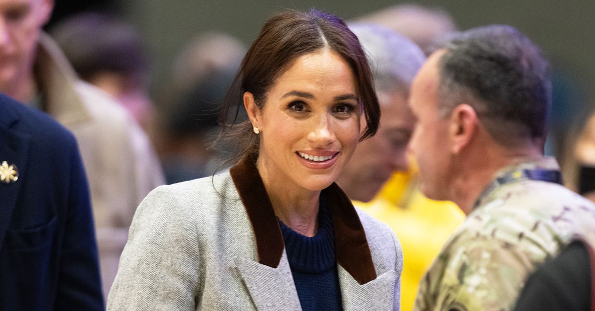 Meghan Markleは、どこにでもいることになっているデニムのトレンドと通常の黒いスキニージーンズを交換しました