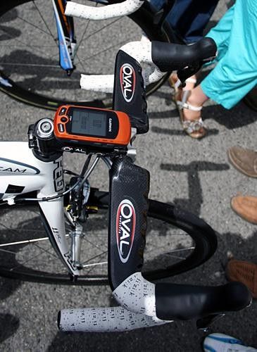Julian Dean's aero-shaped Oval carbon handlebars