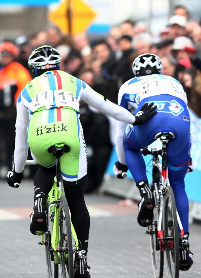 Sagan says sorry to Arnaud Demare for a close-quarters sprint
