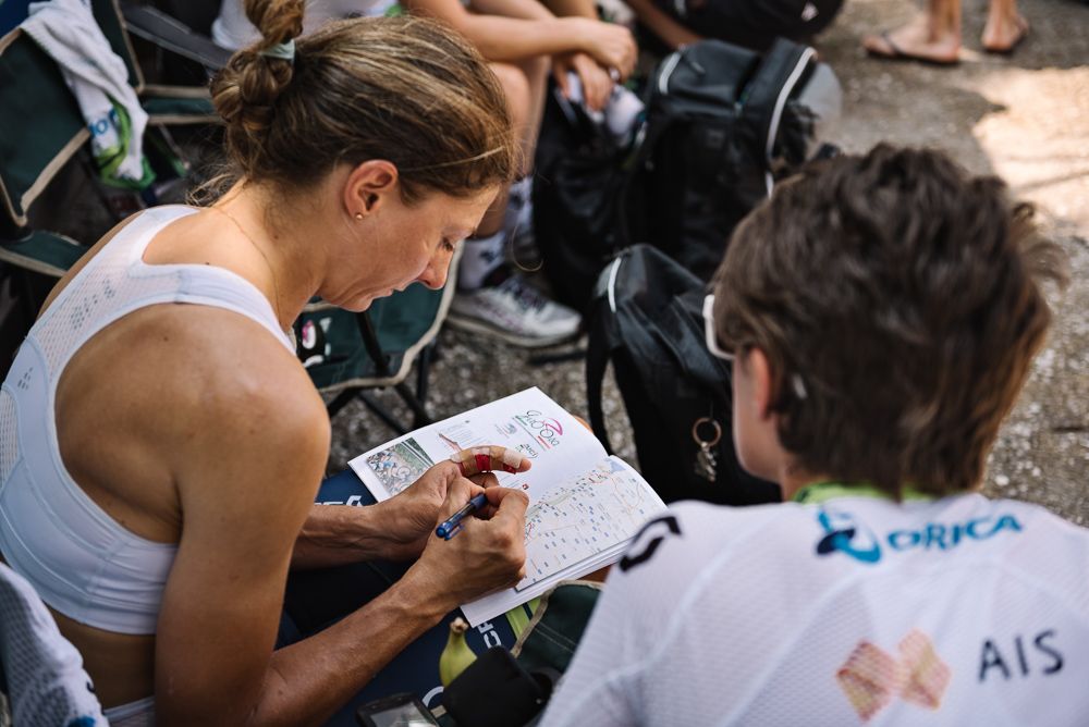 Katrin Garfoot with her Orica-AIS teammates