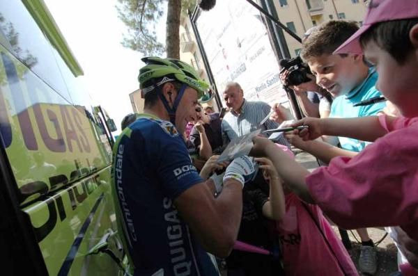 Ivan Basso (Liquigas-Cannondale) signs autographs for the tifosi.