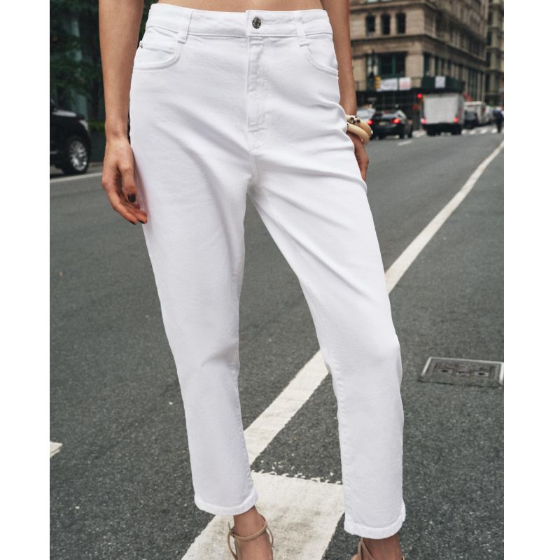 Z1975 HIGH-WAIST MOM JEANS on model 