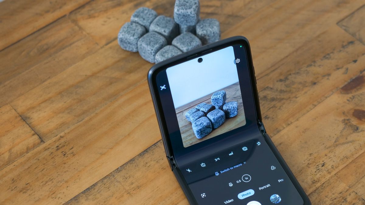 A photo of the Motorola RAZR (2022)
