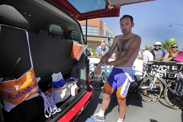 Graeme Brown (Rabobank) gets ready for stage 1.