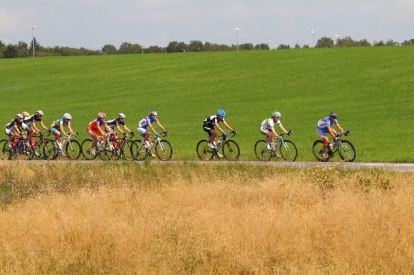 Olga Zabelinskaya (Russia) leads the bunch on the first lap.