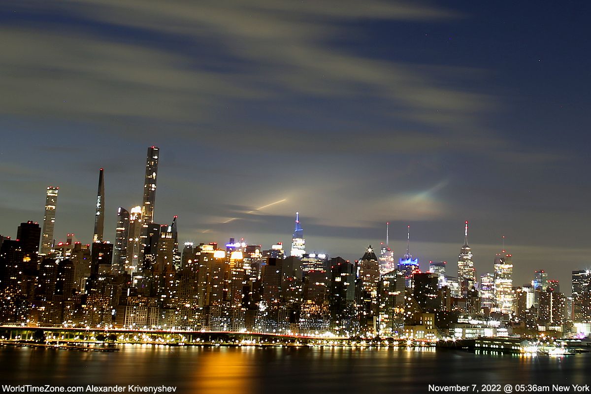 Un cohete Antares se eleva sobre la ciudad de Nueva York en fotos de Skywatcher