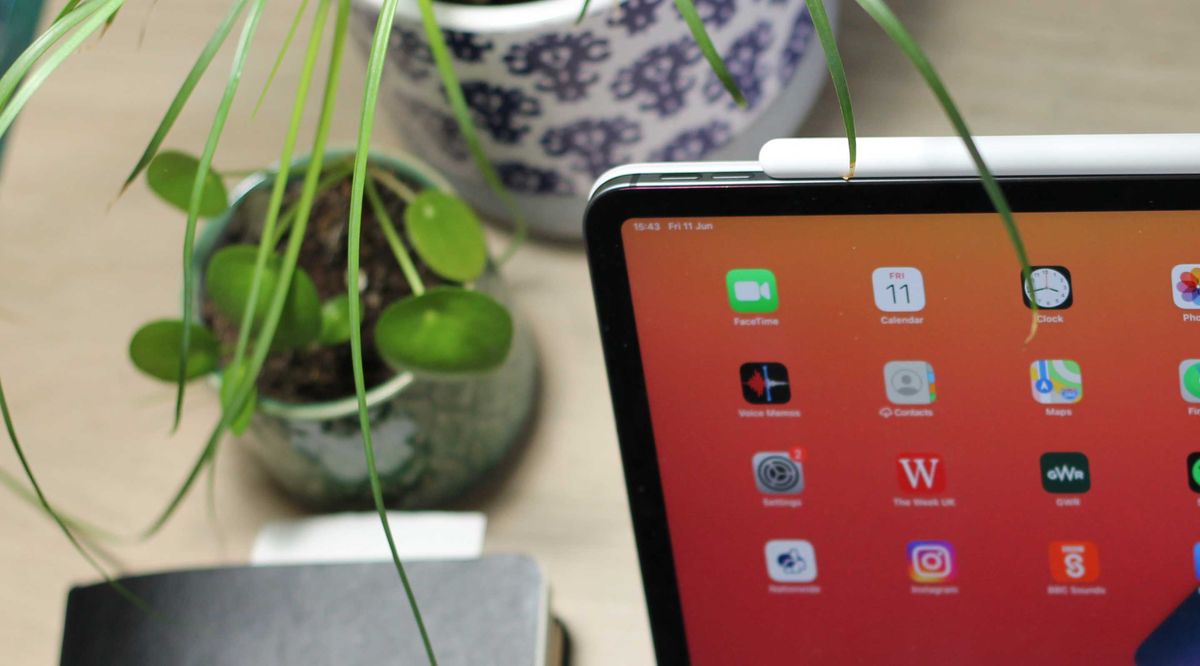 iPad Pro 11-inch 2021 with Magic keyboard and apple pencil
