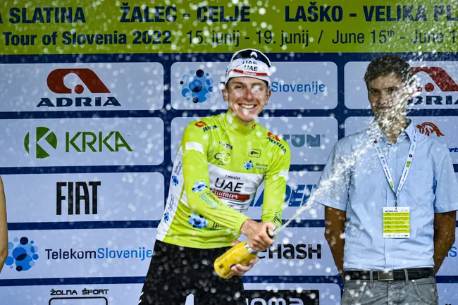 Tadej Pogacar vince a Novo Mesto e festeggia la vittoria del Giro di Slovenia 2022 (foto: Tommaso Pelagalli/SprintCyclingAgency)