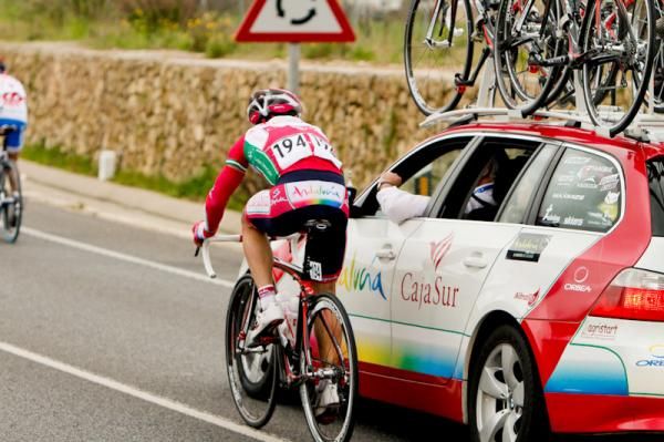 Manuel Ortega (Andalucia-Cajasur) talks strategy with his director but would be caught in less thank five kilometres from then.
