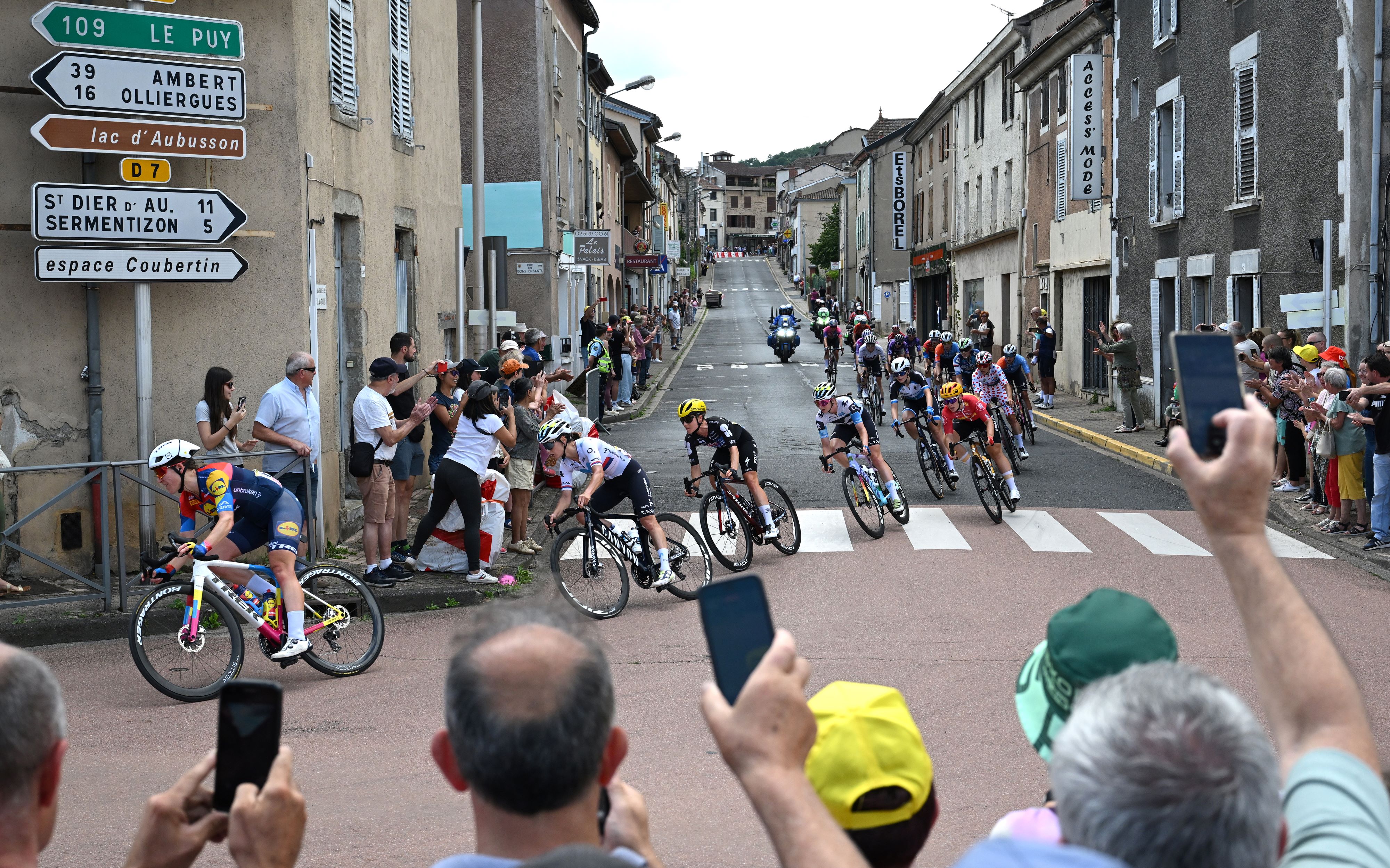 Breakaway on stage 6 of Tour de France Femmes 2025