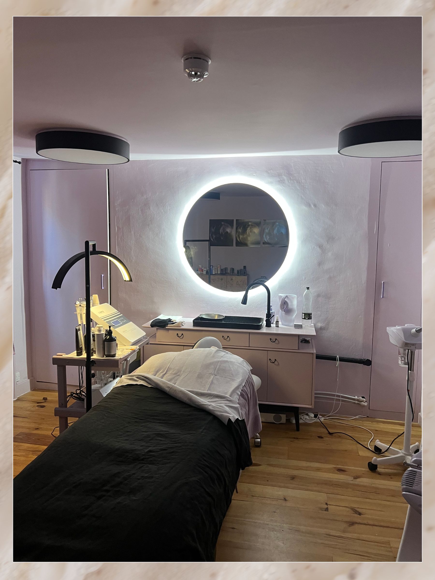 The Salon. C Stellar treatment room with a large circle mirror