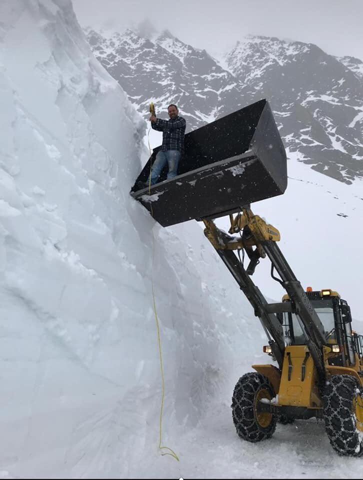 There are huge walls of snow on the Passo Gavia