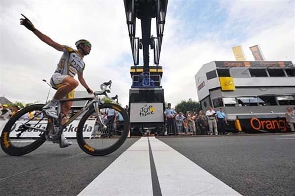 Mark Cavendish (Columbia-HTC) crosses the line as the stage winner.